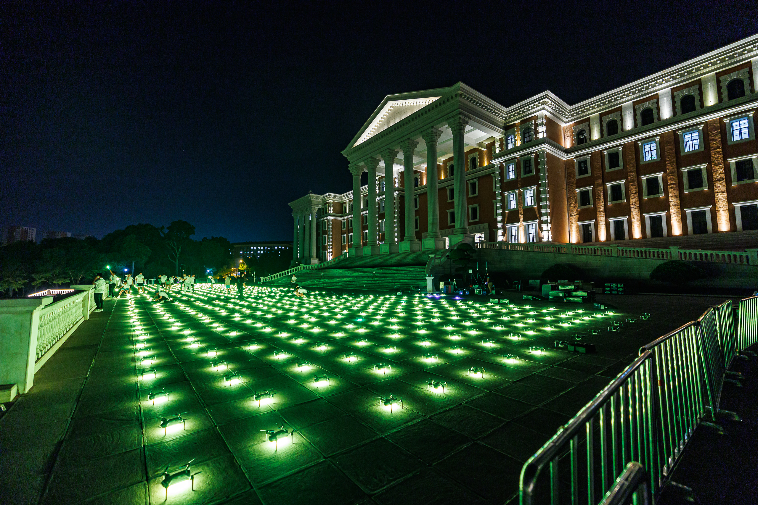 云南大学建校100周年无人机表演闪亮夜空